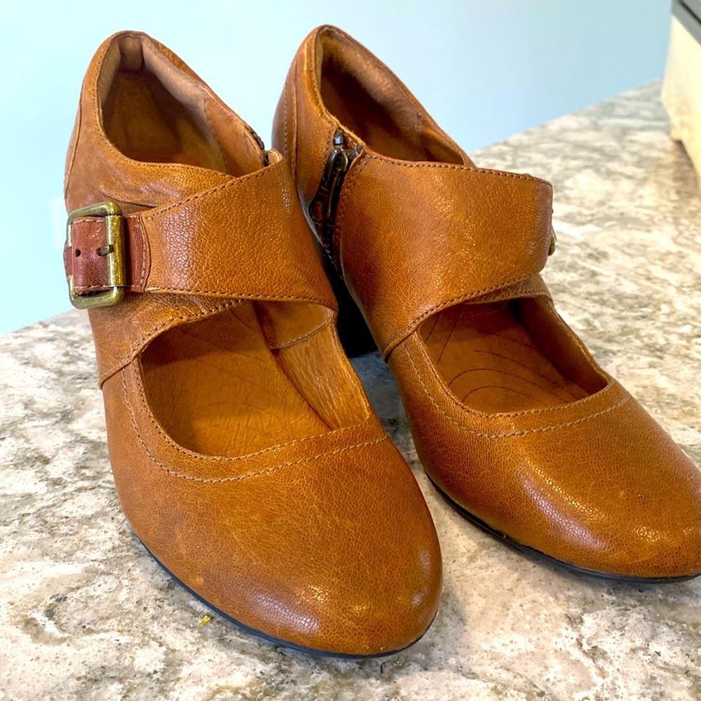 Indigo by Clark’s leather cross buckle pumps, shoes